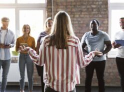 grupo de amigos reunidos scaled